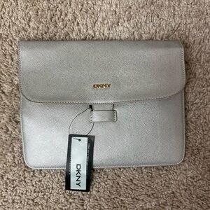 DKNY SVELTE NWT IPAD / KINDLE / TABLET COVER ! SILVER !